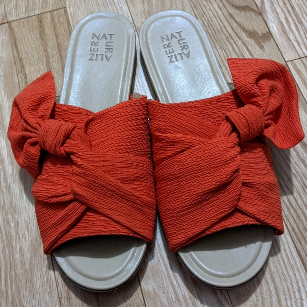 🌶️ NEW Naturalizer Flat Sandals 🌶️